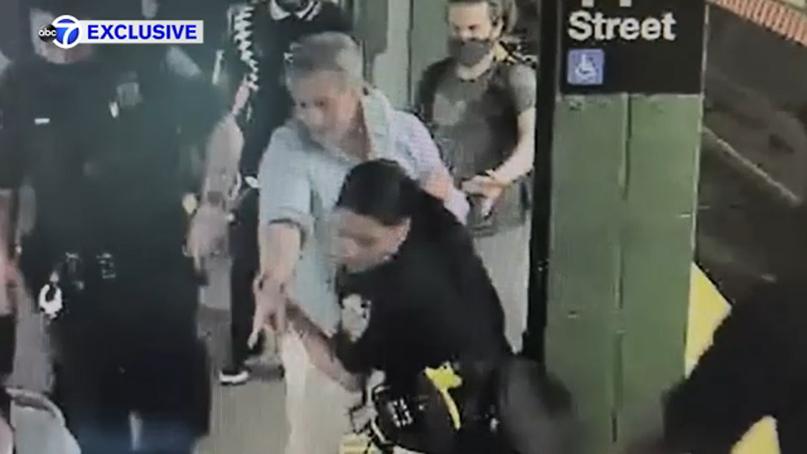 Exclusive video: Man intervenes as woman slashed on subway platform in heart of NYC - Exclusive video: Man intervenes as woman slashed on subway platform in heart of NYC