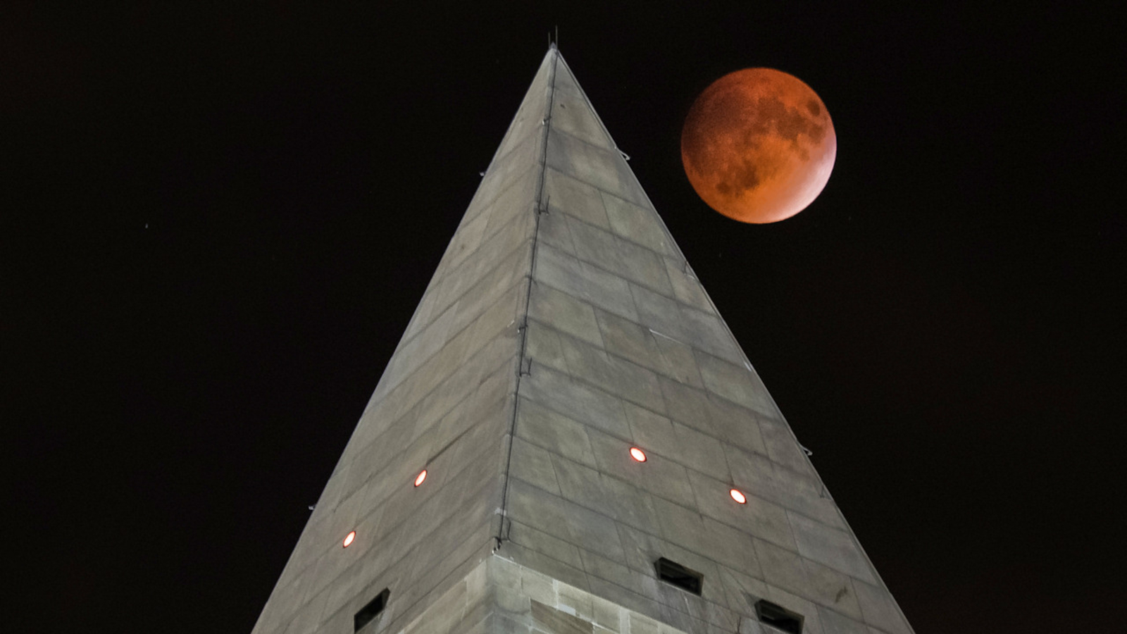 supermoon-eclipse-enthusiasts-capture-photos-around-the-world-abc30