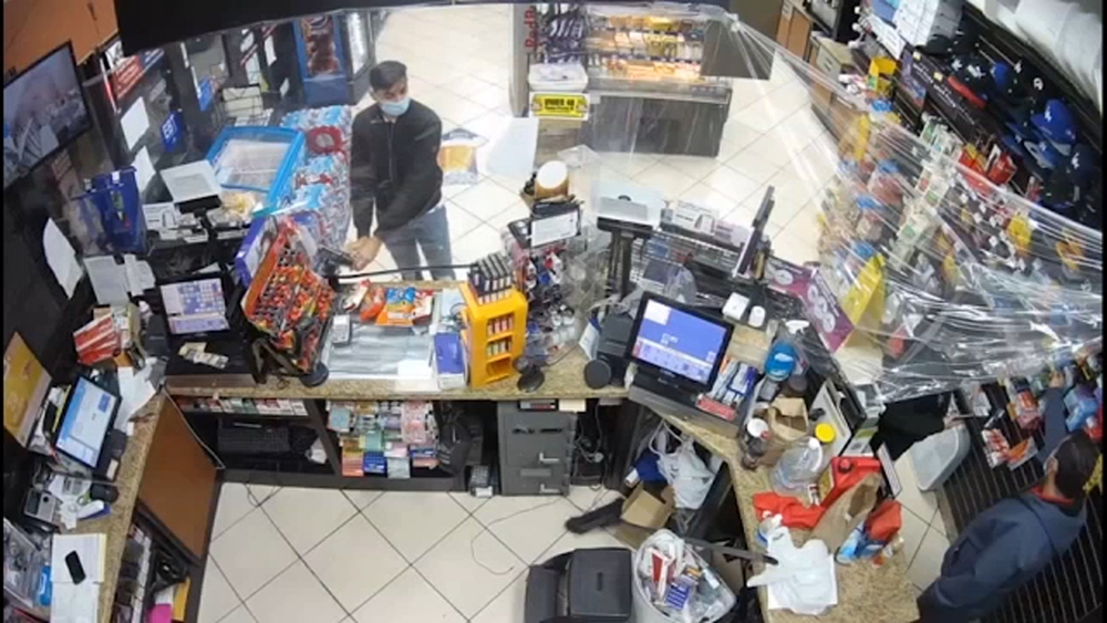 Crook installs card skimming device at Covina gas station