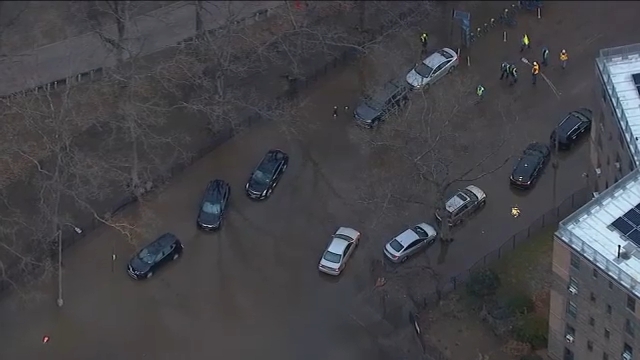 Water main break floods Queens street, damages cars