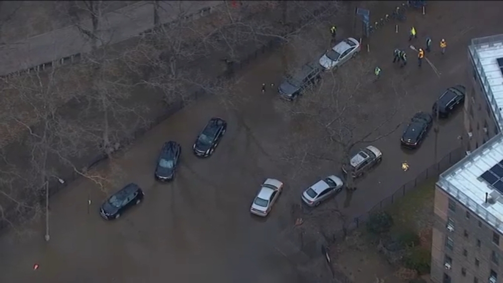 Water main break floods Queens street, damages cars