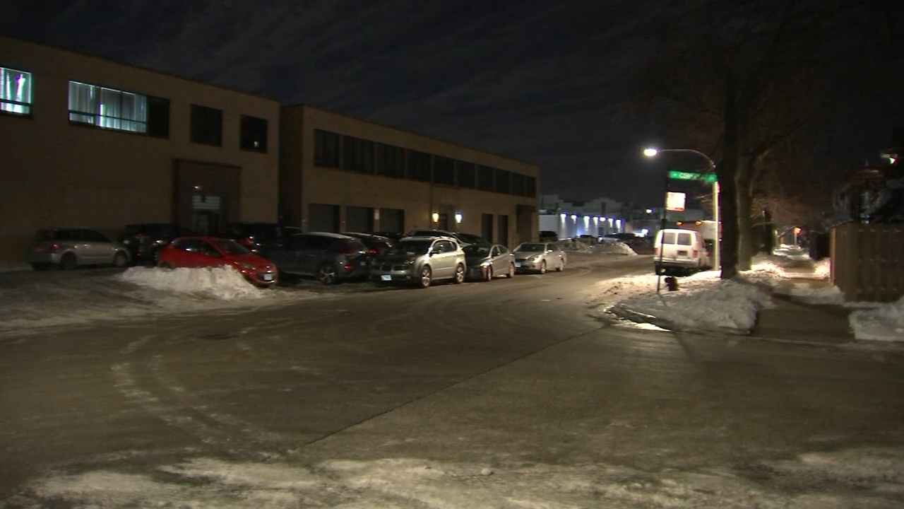 2 carjacked at gunpoint on North Side