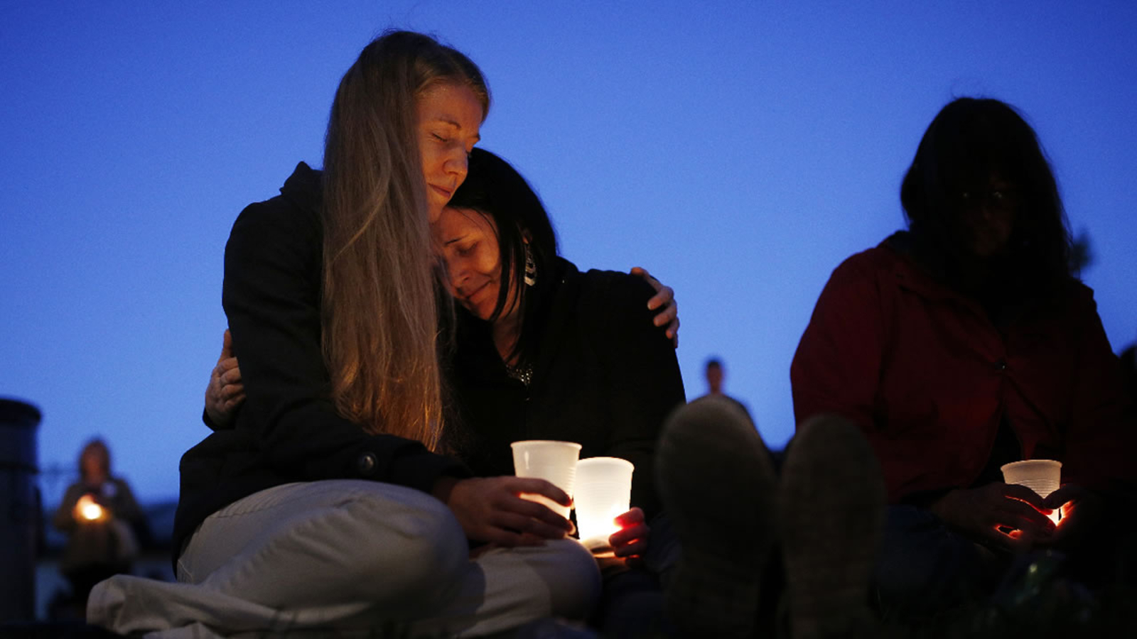 Hundreds gather for candlelight vigil to remember Oregon college