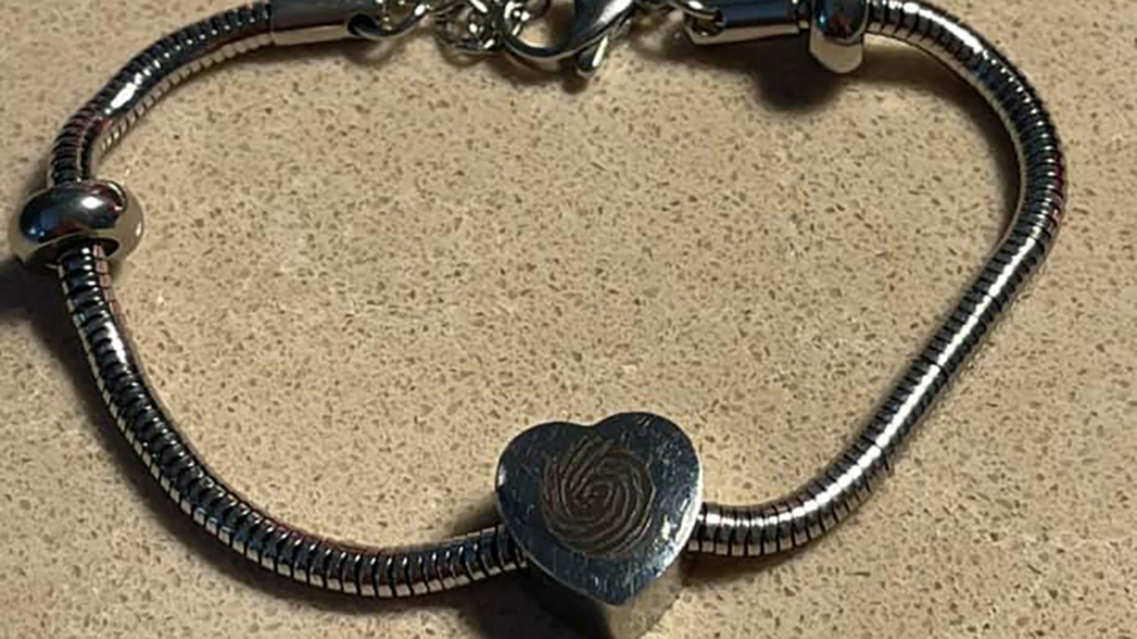 Woman searching for owner of thumbprint bracelet with ashes found at Houston Airport - Vimarsana News