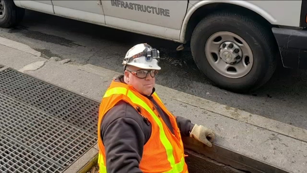 MTA hero rescues woman's ring from vent near Grand Central