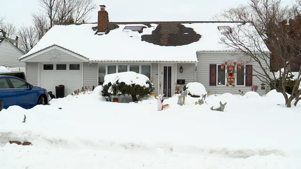 Residents get anonymous notes to take down Christmas lights