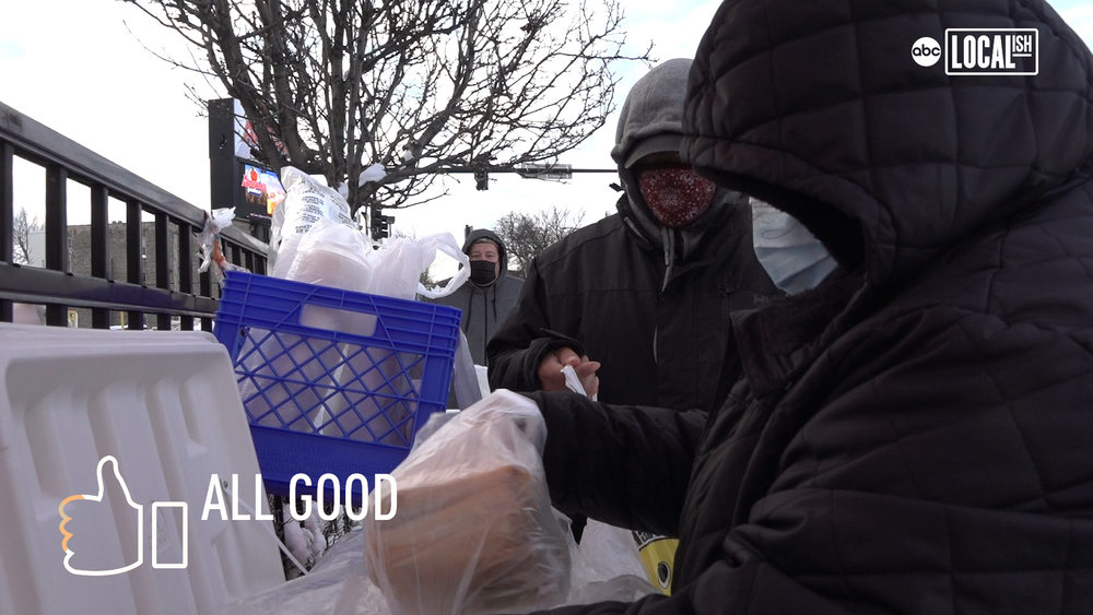 Generous Chicago man helps out tamale vendors while feeding homeless 
