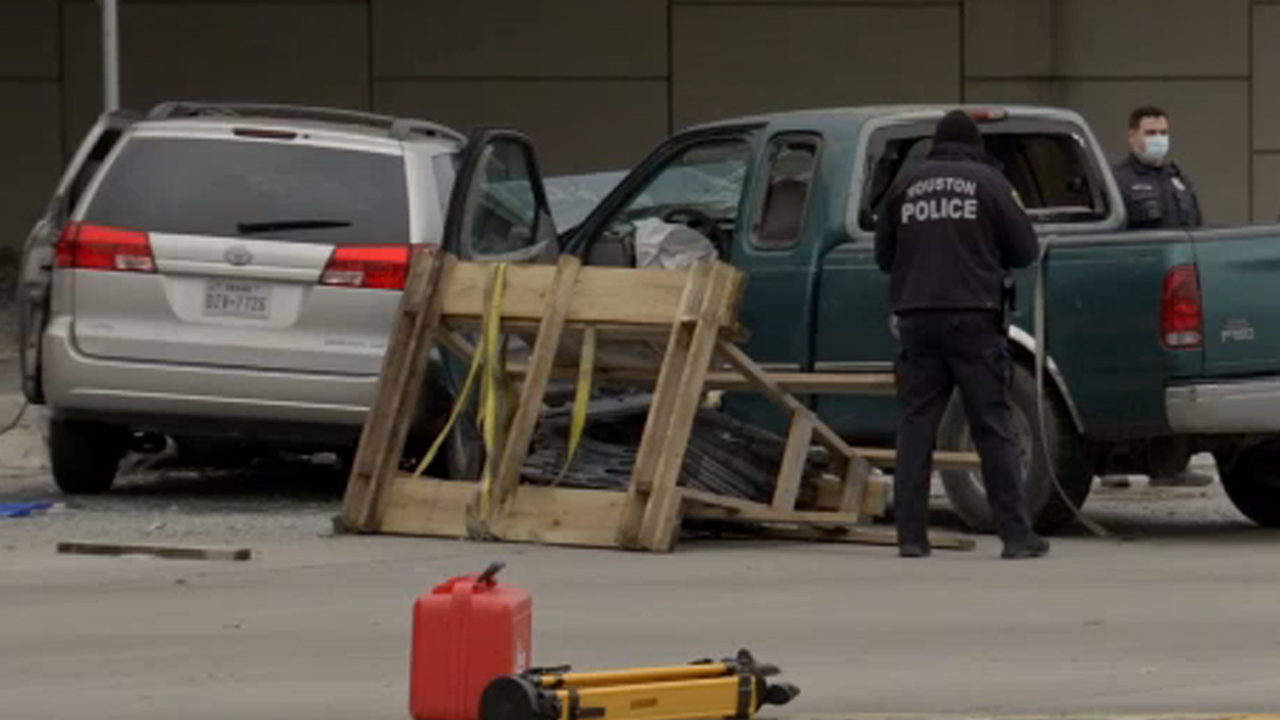 2-year-old dies after being ejected during crash, HPD says