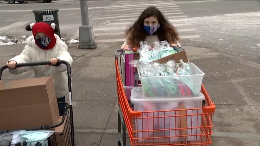 Be Kind: Young cancer survivor hands out Valentine's Day gifts to patients