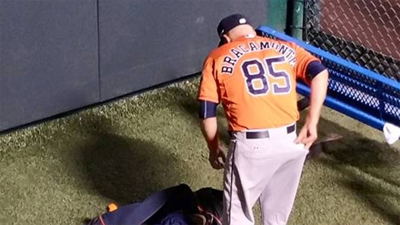 Astros bullpen catcher Javier Bracamonte shows amazing class in defeat