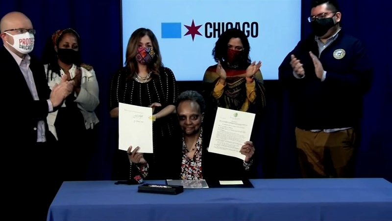 Chicago Mayor Lori Lightfoot Signs Updated Welcoming City Ordinance Adding Protections For Undocumented Residents Abc7 Chicago