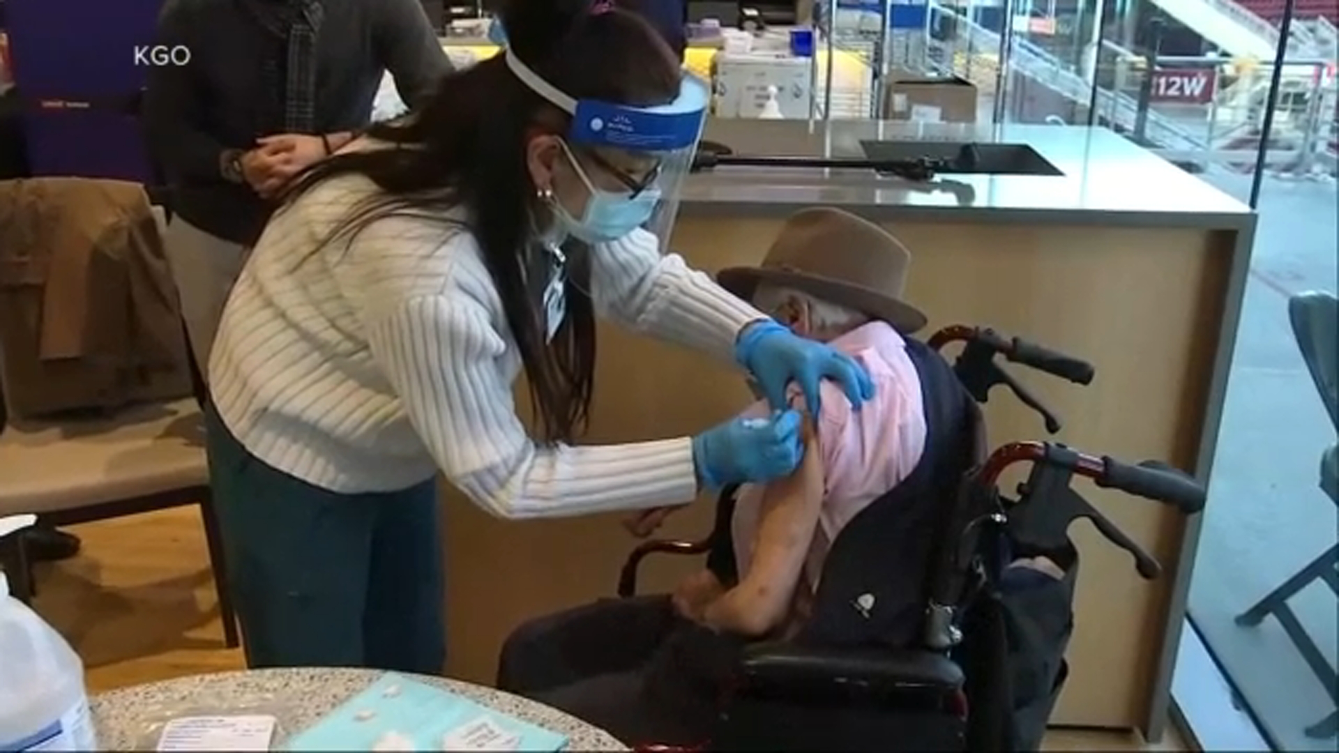 US sets new daily record for vaccinations