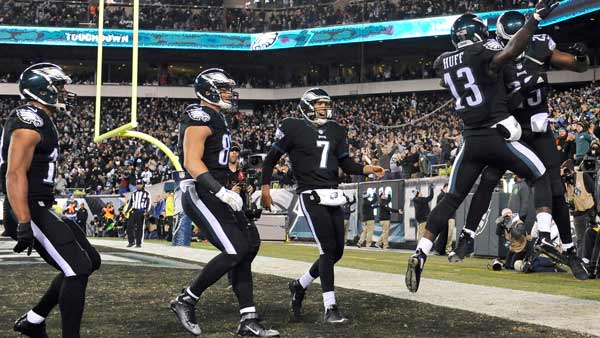 VIDEO: Fans cheer on Eagles on Monday Night Football