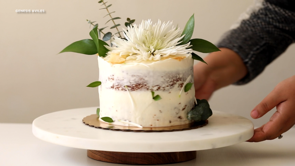 Restaurant worker starts cake business after getting laid off