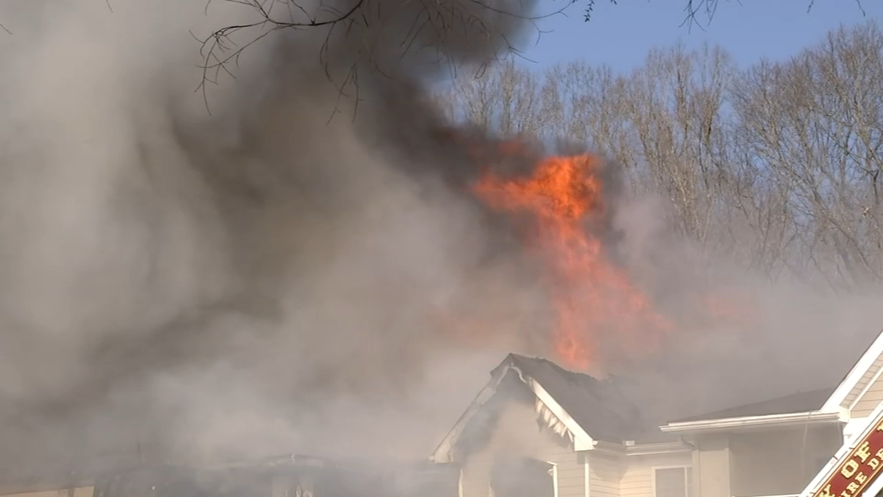 Raleigh Apartment Fire 95 People Displaced After Village Green Apartments Catches Fire In Raleigh Abc11 Raleigh Durham