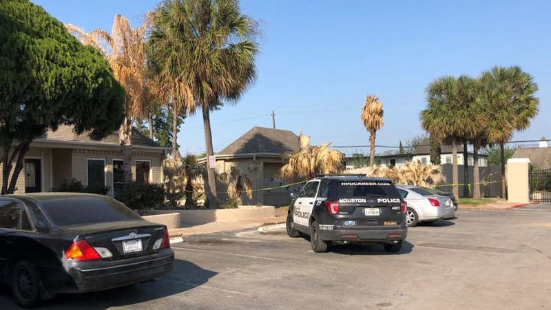 15 Year Old Boy Shot During Gun Battle At Nw Houston Apartment Complex Hpd Says Abc13 Houston