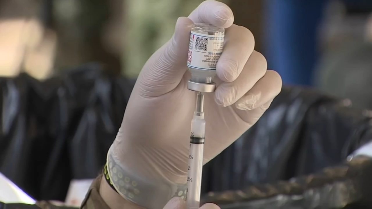 Illinois expands vaccination effort as COVID cases rise