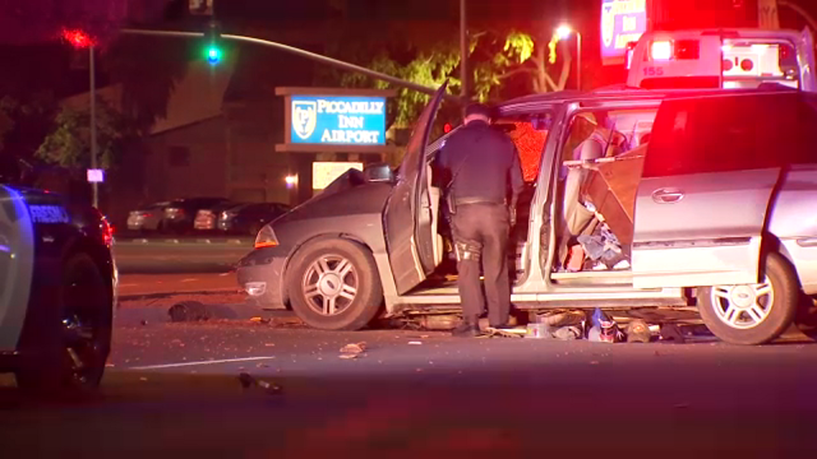 Driver crashes into tree in east central Fresno - ABC30 Fresno