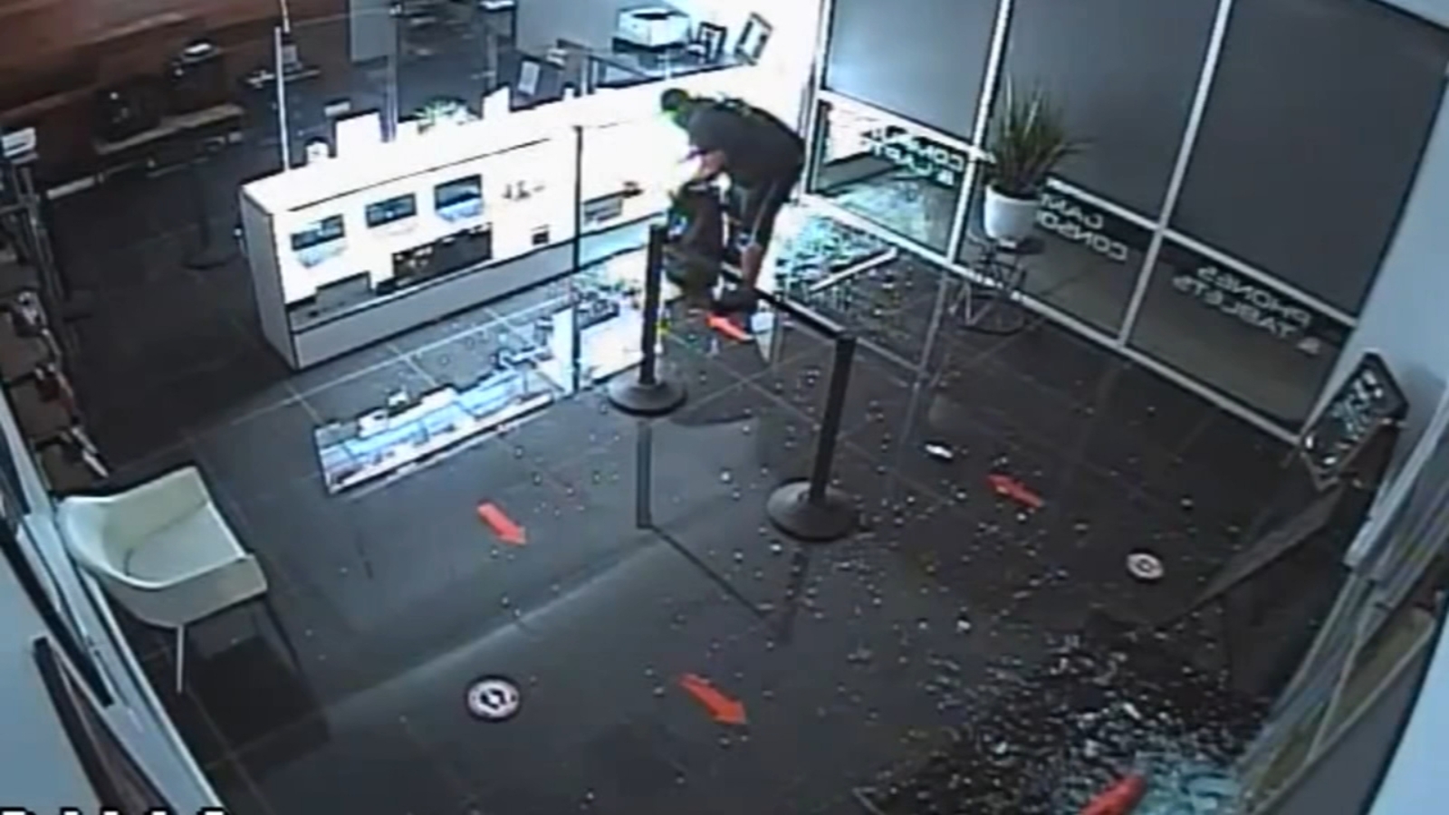 15,000 in items stolen from electronics store in Clovis, police