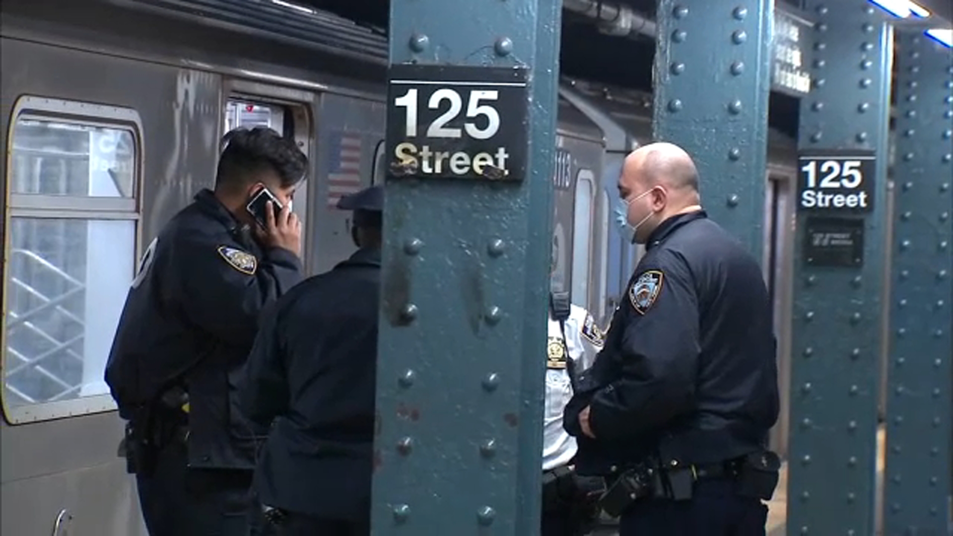 Man slashed across face on subway line in Harlem