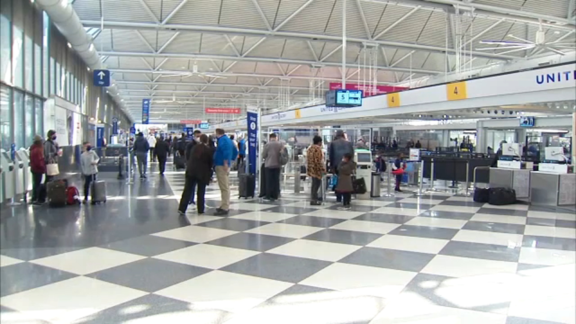 Easter travelers pass through O'Hare as CDC urges caution