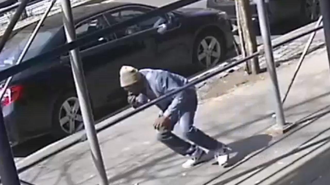 Man punches 75-year-old in the face in Harlem in apparent random attack