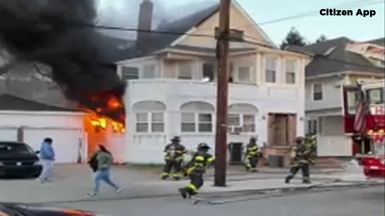 1 firefighter hurt in Woodhaven, Queens house fire - ABC7 New York