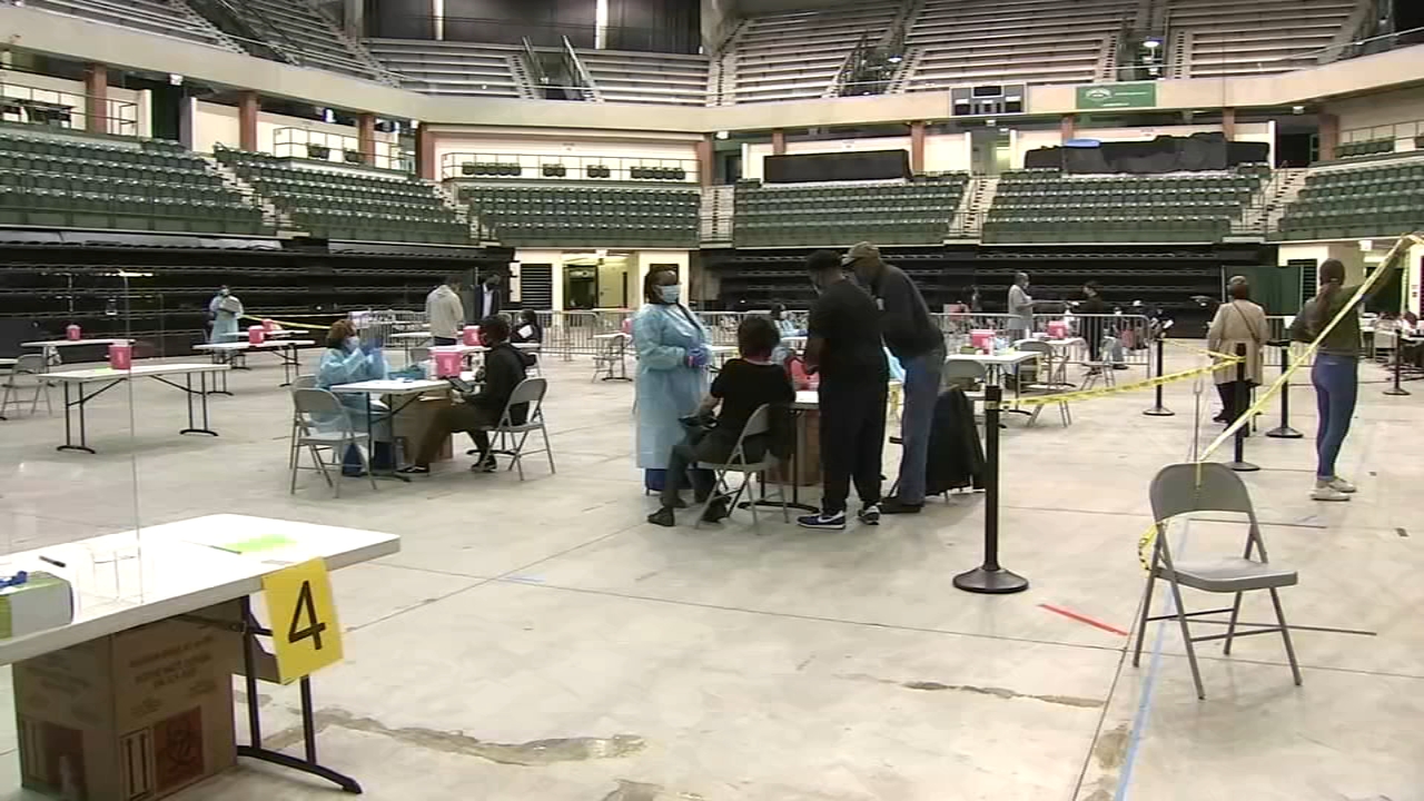 Chicago State University mass vaccination site opens on South Side