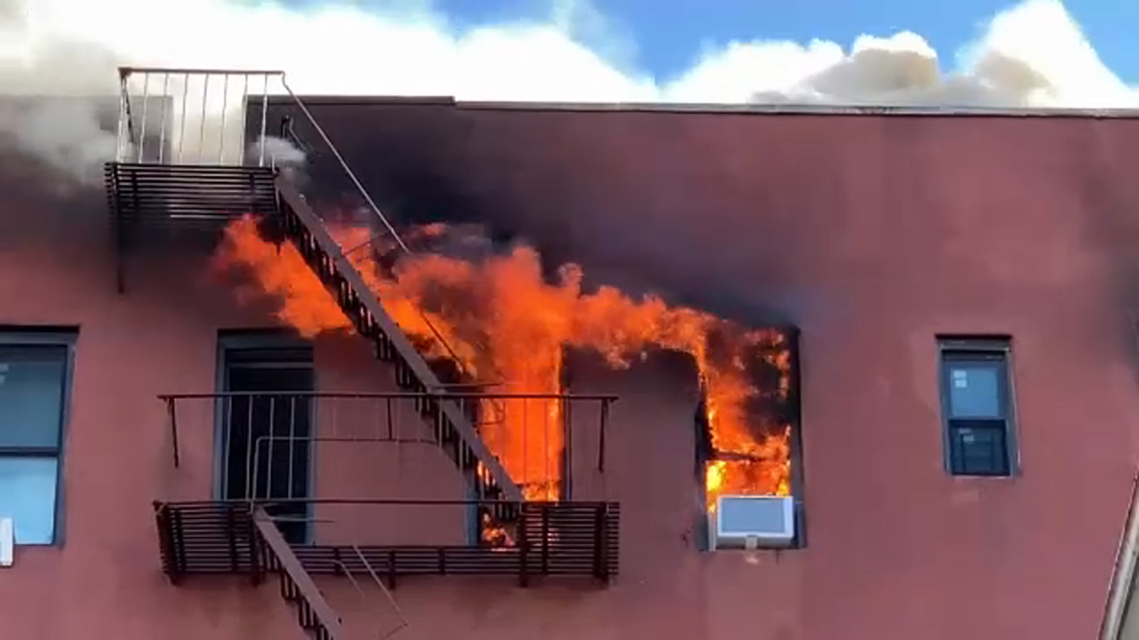 Queens Fire 21 Injured Including 16 Firefighters In 8 Alarm Blaze At Jackson Heights Apartment Building Abc7 New York