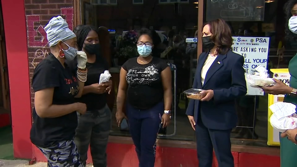 VP Kamala Harris stops by bakery on Chicago's South Side