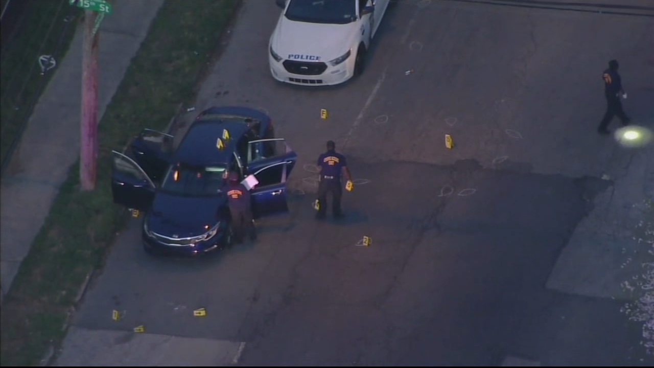Officer shot in foot, suspect dead after police return fire