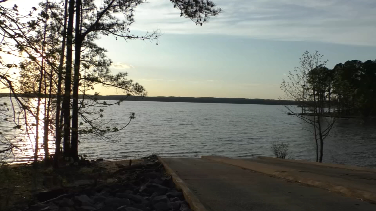 21-year-old Durham man drowns after canoe capsizes in Jordan Lake