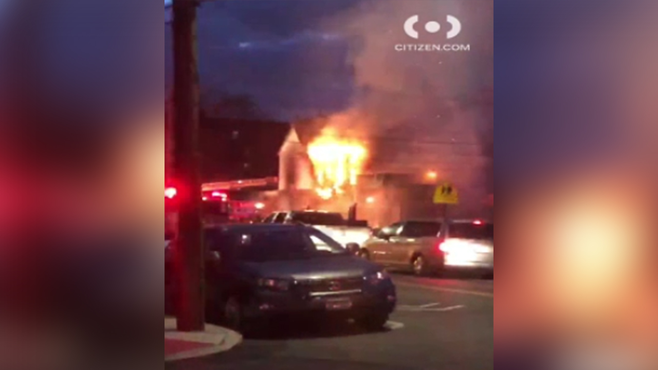 Brooklyn Fire Injures 2 After Flames Rip Through House In Sheepshead Bay Abc7 New York