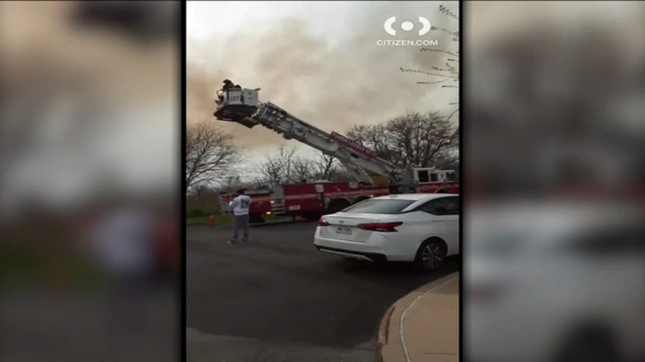 Firefighters battle smoky brush fire in Queens park