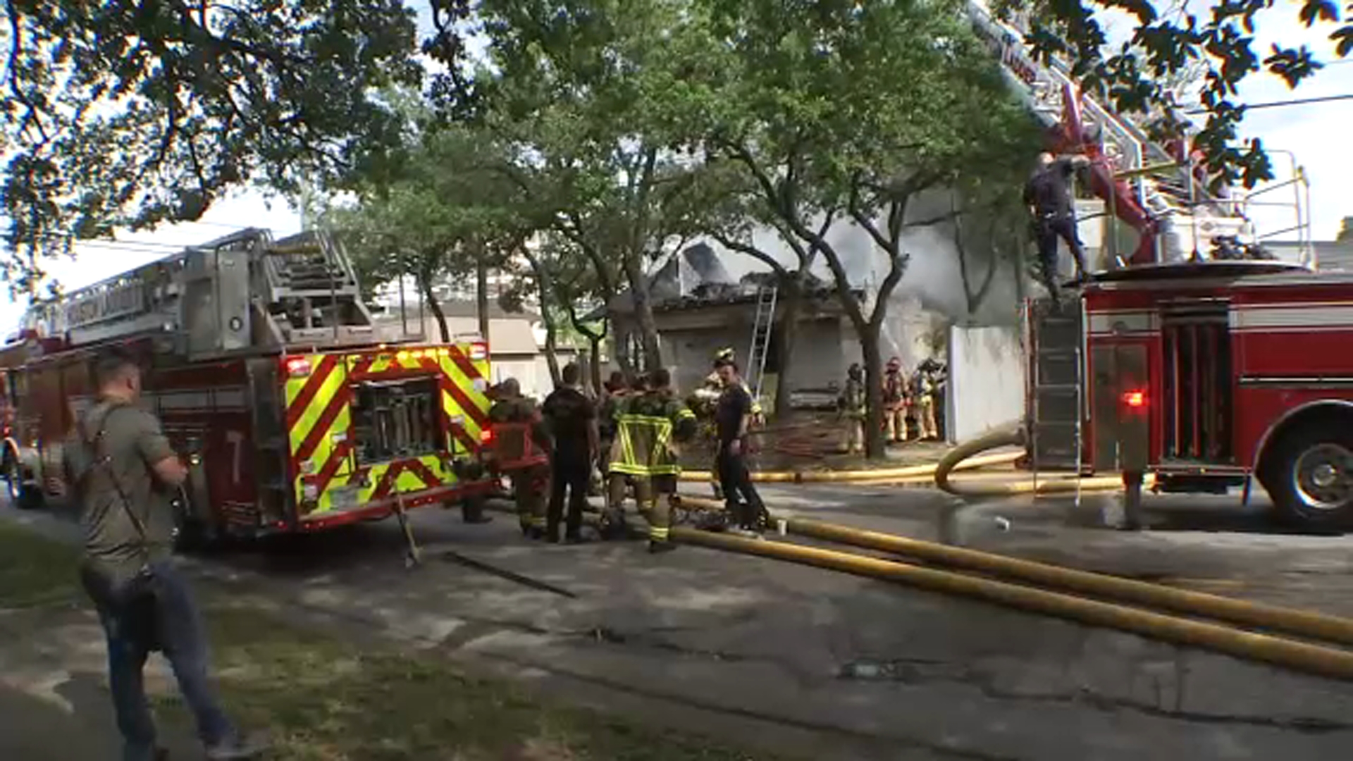 House fire shuts down intersection in Montrose
