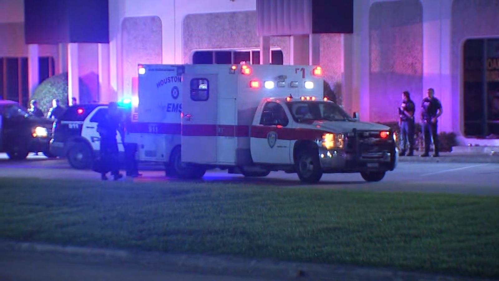 19 Year Old Shot By Hpd Officer After Firing Shots During Traffic Stop Police Say Abc13 Houston