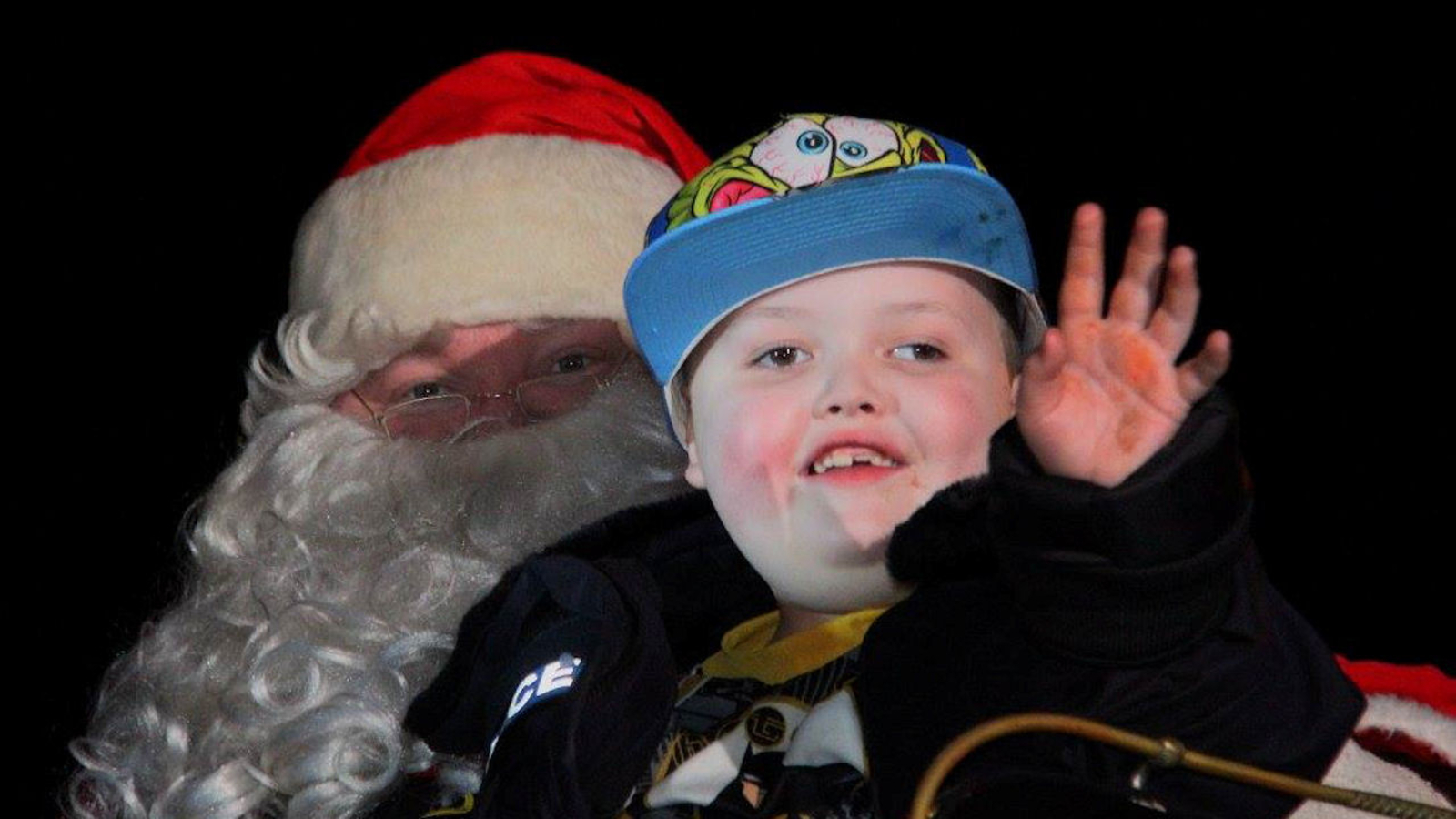 7-000-people-turn-out-to-early-christmas-celebration-for-canadian-boy