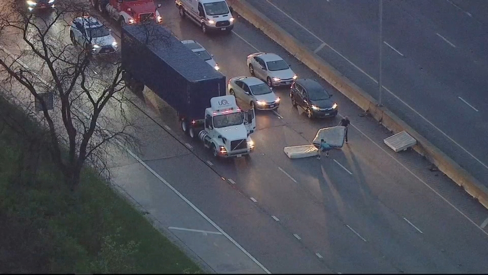 WATCH: Drivers clear mattresses from Eisenhower Expressway