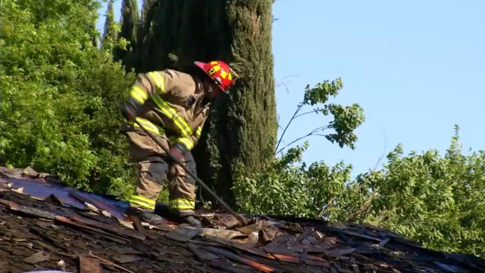 Crews contain 2-alarm fire near Shaw and Palm
