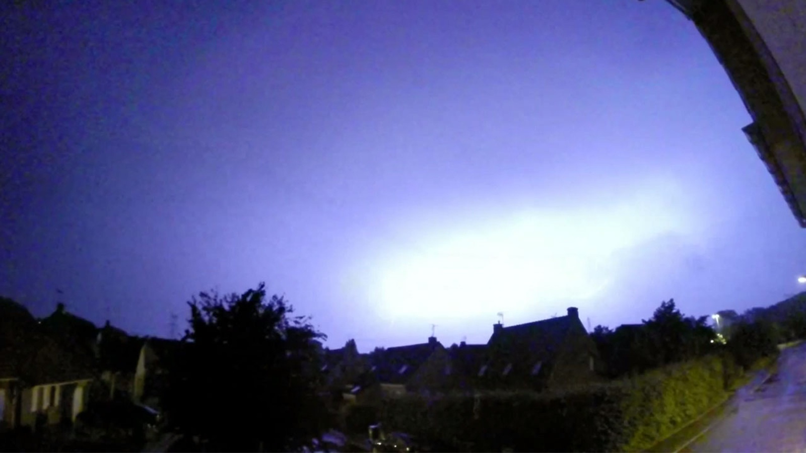Spectacular lightning strike in slow motion captured in France ABC7