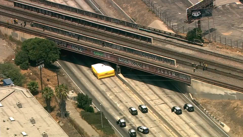 5 Freeway Reopens In Commerce After Police Activity Involving Man On Overcrossing Prompts Closure Abc7 Los Angeles