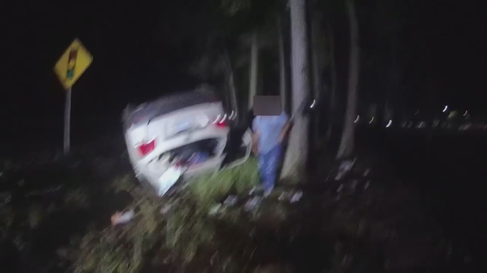 Video shows hero Deputy Jon Holt singlehandedly lift overturned car(00)