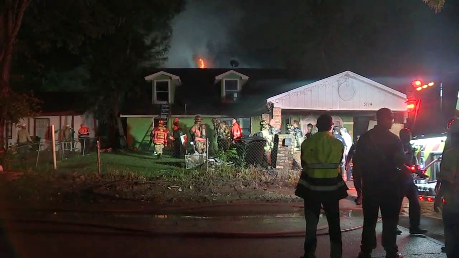 Family of 8 escapes house fire in southeast Houston - ABC13 Houston
