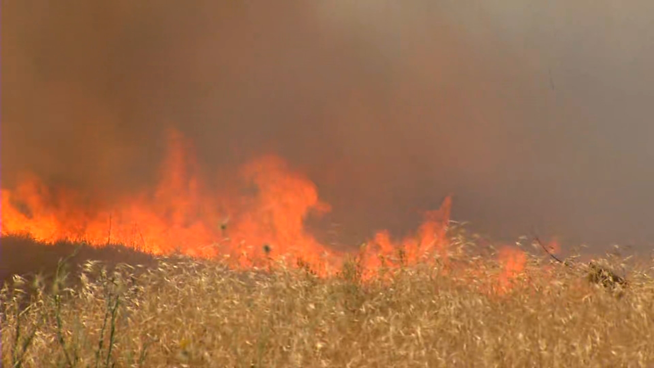 Fast-moving fire in northeast Fresno fills skies with smoke, disrupts traffic