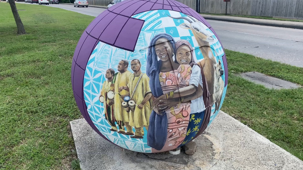 3-D murals take you around the world