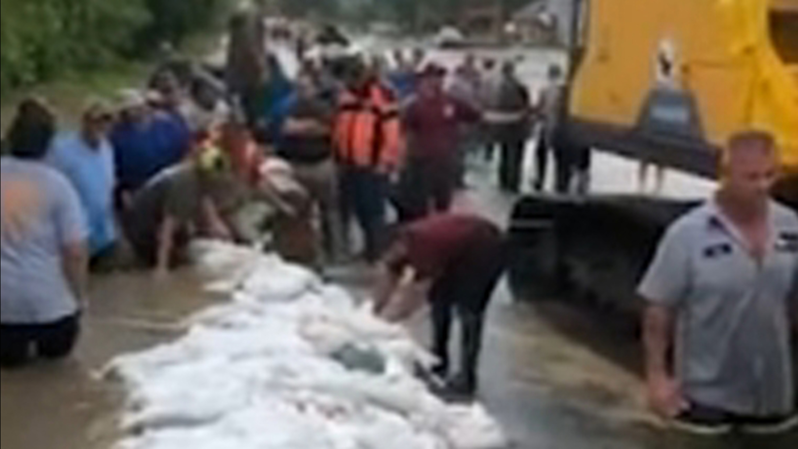 Hundreds ordered to evacuate after flood barriers fail in Louisiana parish 1 Hundreds ordered to evacuate after flood barriers fail in Louisiana parish