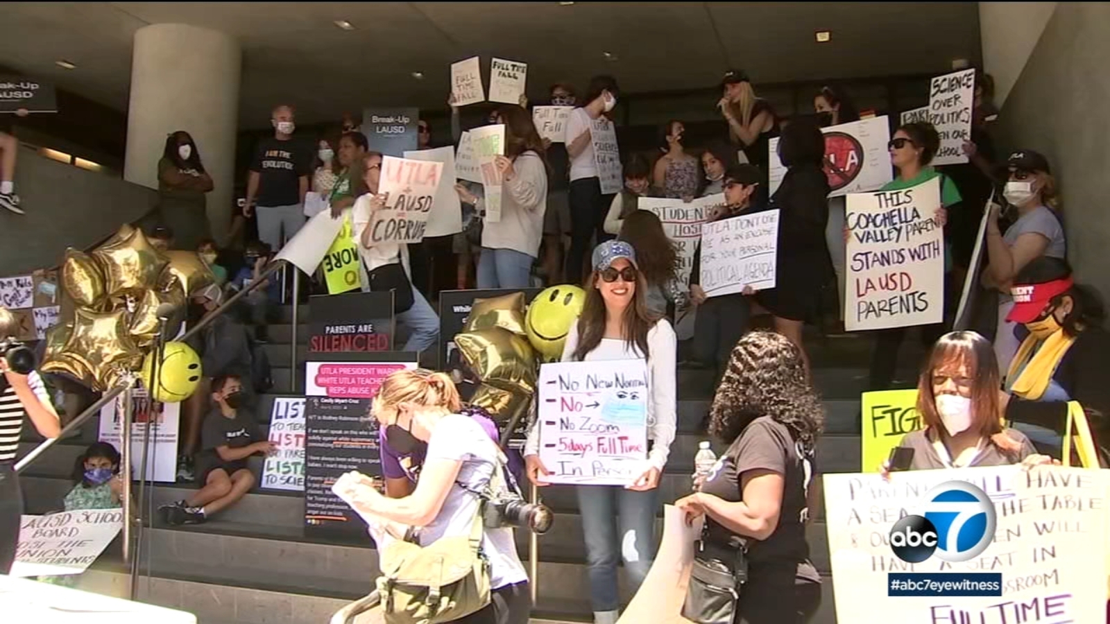 LAUSD rally held as some parents push back against UTLA's demands for(02)