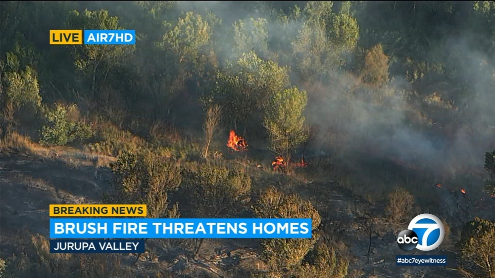 Fire crews battling Jurupa Valley brush fire