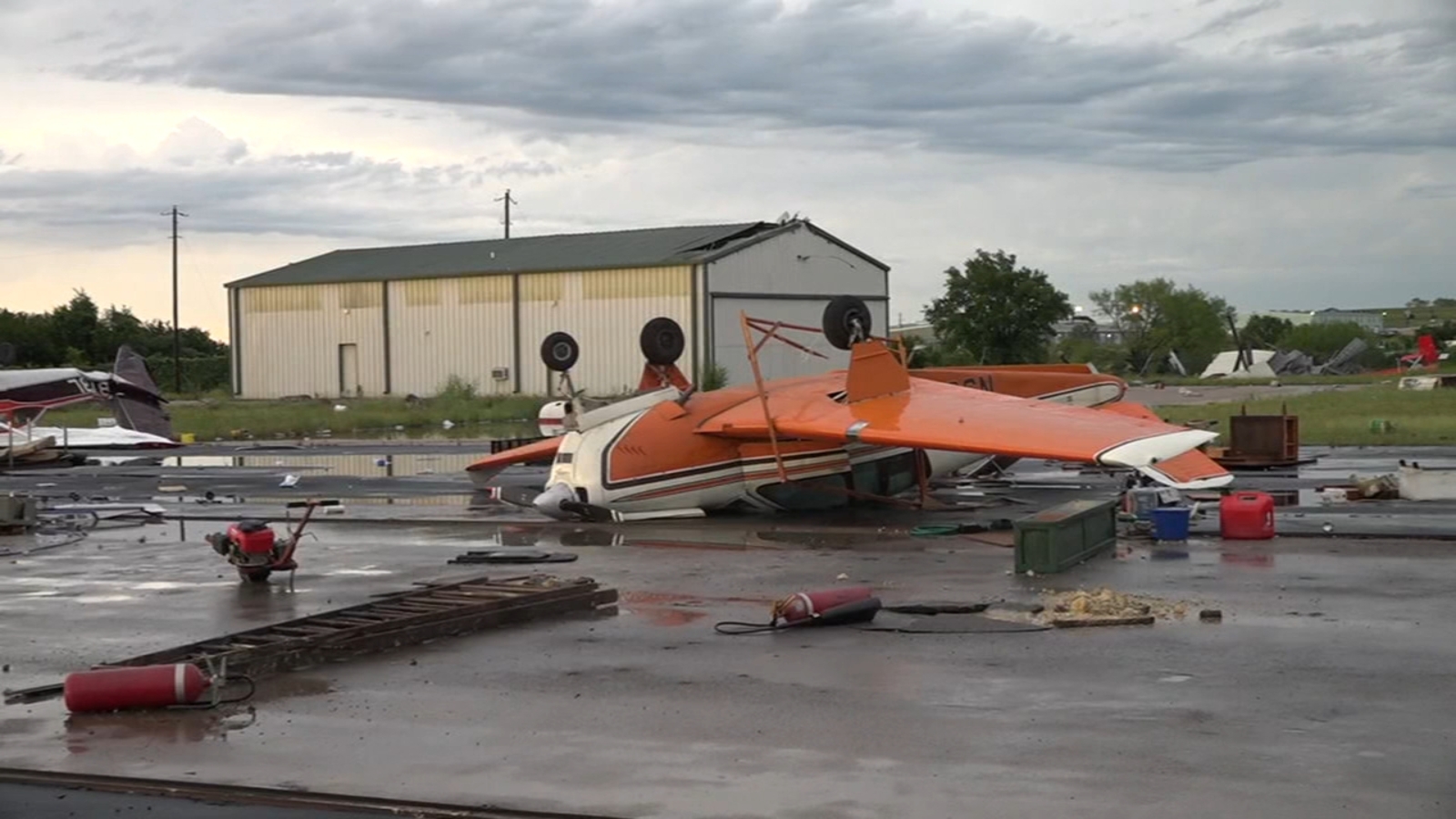 Strong winds toss small airplanes at central Texas airport 1 Strong winds toss small airplanes at central Texas airport