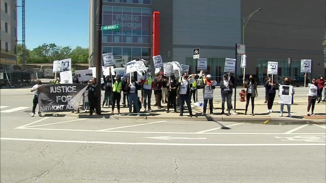 Family of man killed in Chicago police shooting call for cop's badge